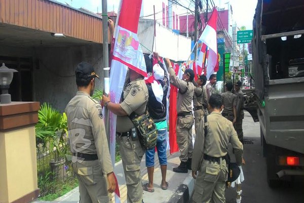 Tertibkan Pedagang Bendera, Pedagang: